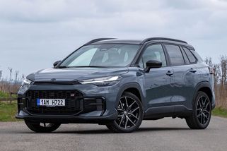 Silně úsporně a lehce sportovně: Praktická Toyota Corolla Cross umí za volantem i potěšit - Garáž.cz